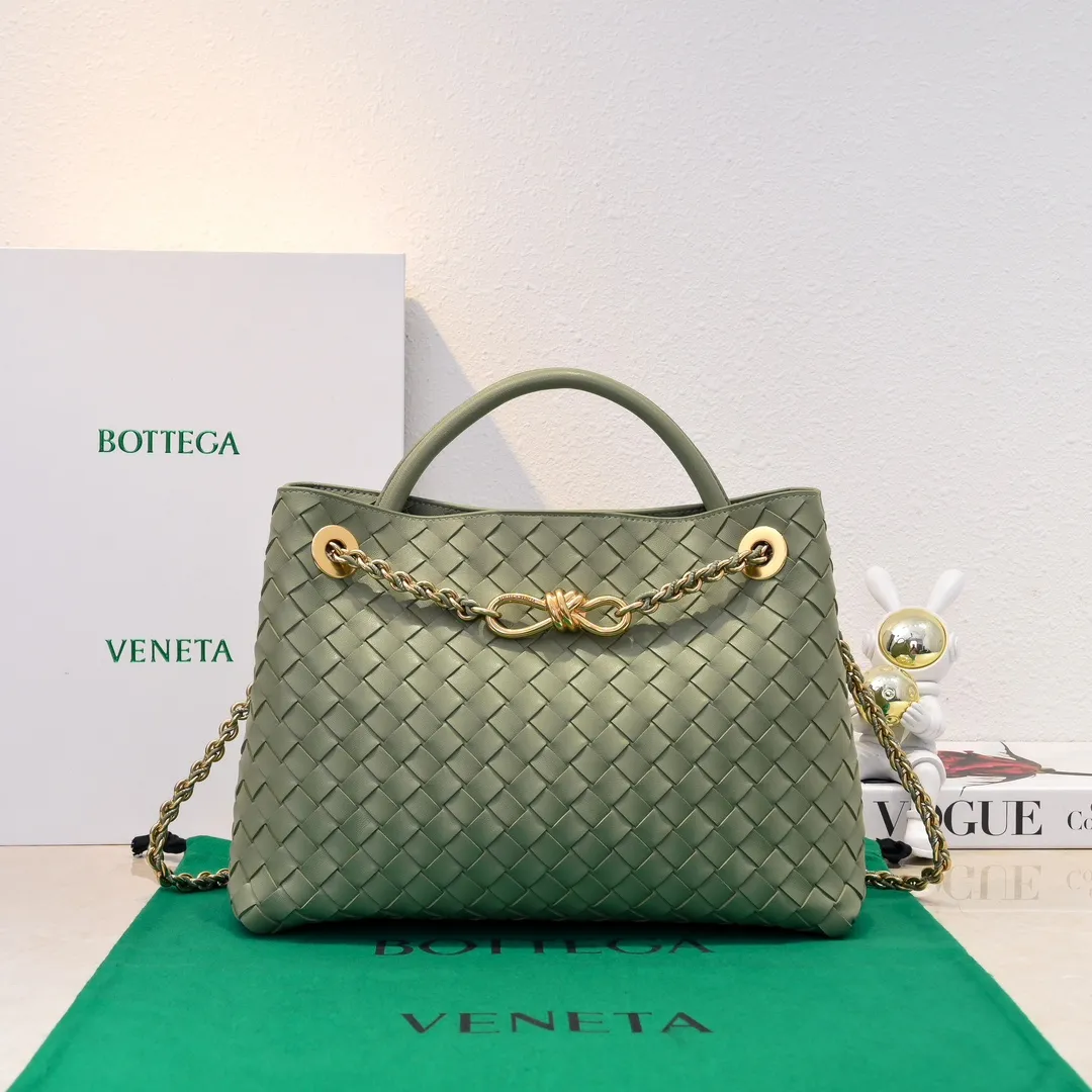 Batch 2460 BOTTEGA VENETA 2024 spring and summer new small ANDIAMO chain bag is also available! 🔥🔥I believe many friends have been waiting for a long time. The metallic chain adds a touch of sophistication to the original softness and elegance of Andiamo. The collision of classic craftsmanship and elegance creates a different kind of beauty. Style number: 6009 Size: 32*24*12cm